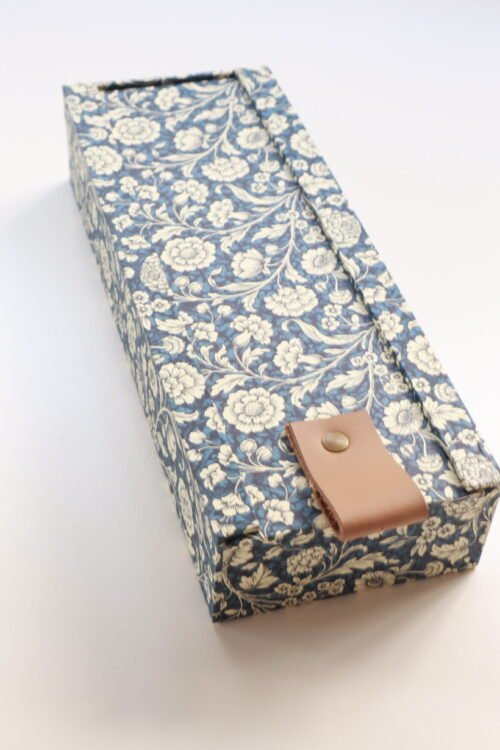 Caja con tapa desplegable